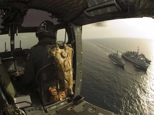 Ravitaillement Ã  la mer vu depuis un Lynx du Sutherland