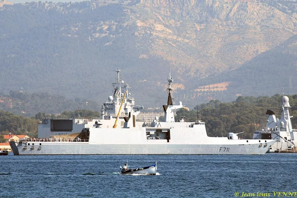 La frégate Surcouf appareille pour sa sortie des familles