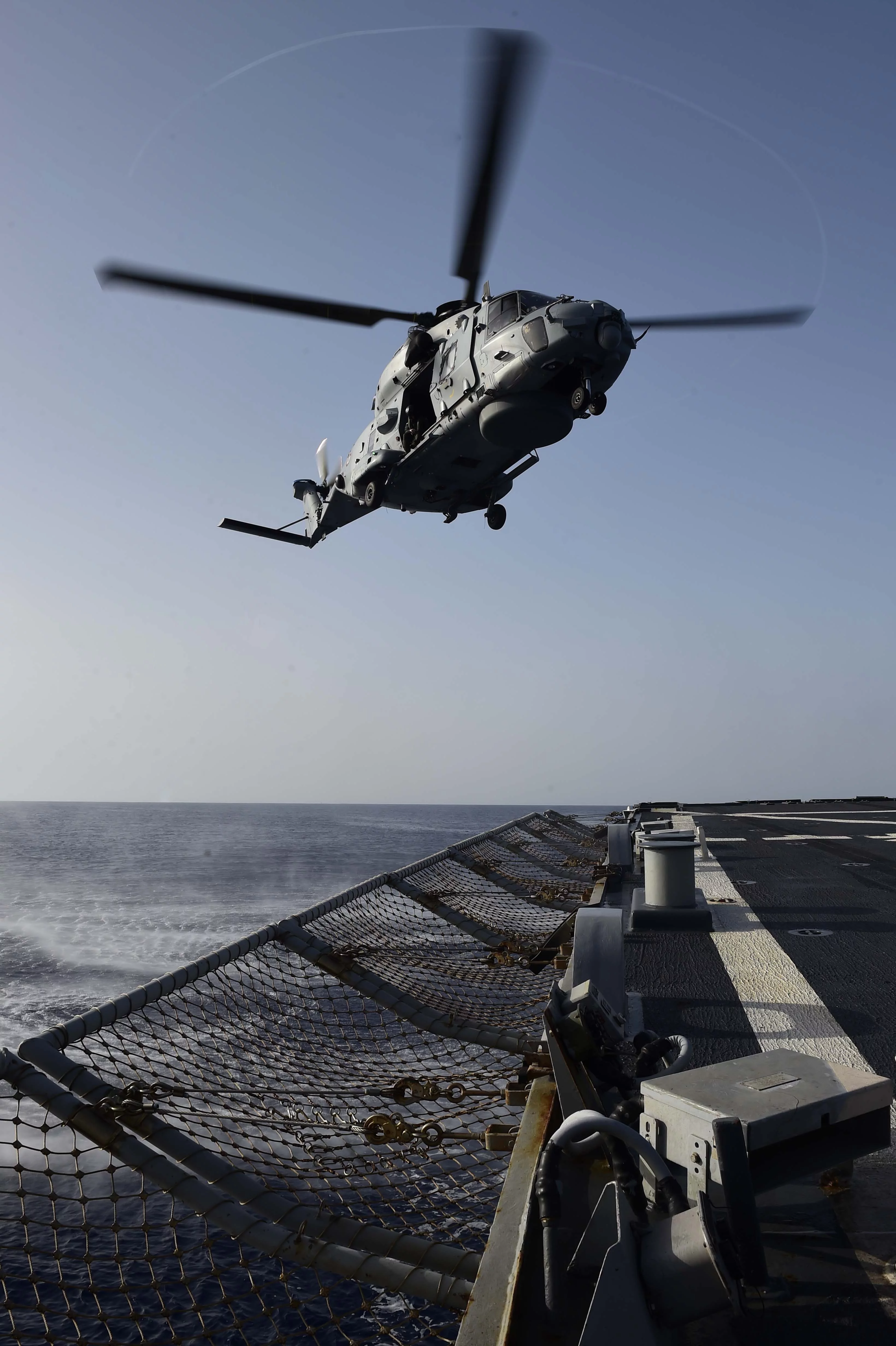 Un hélicoptère NH90 se pose sur le pont de l'USS Ross