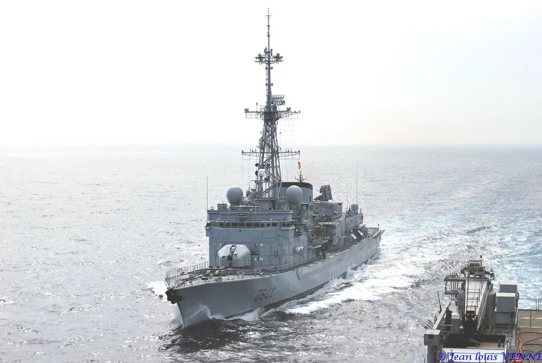 La frégate Primauguet se présente pour un ravitaillement à la mer