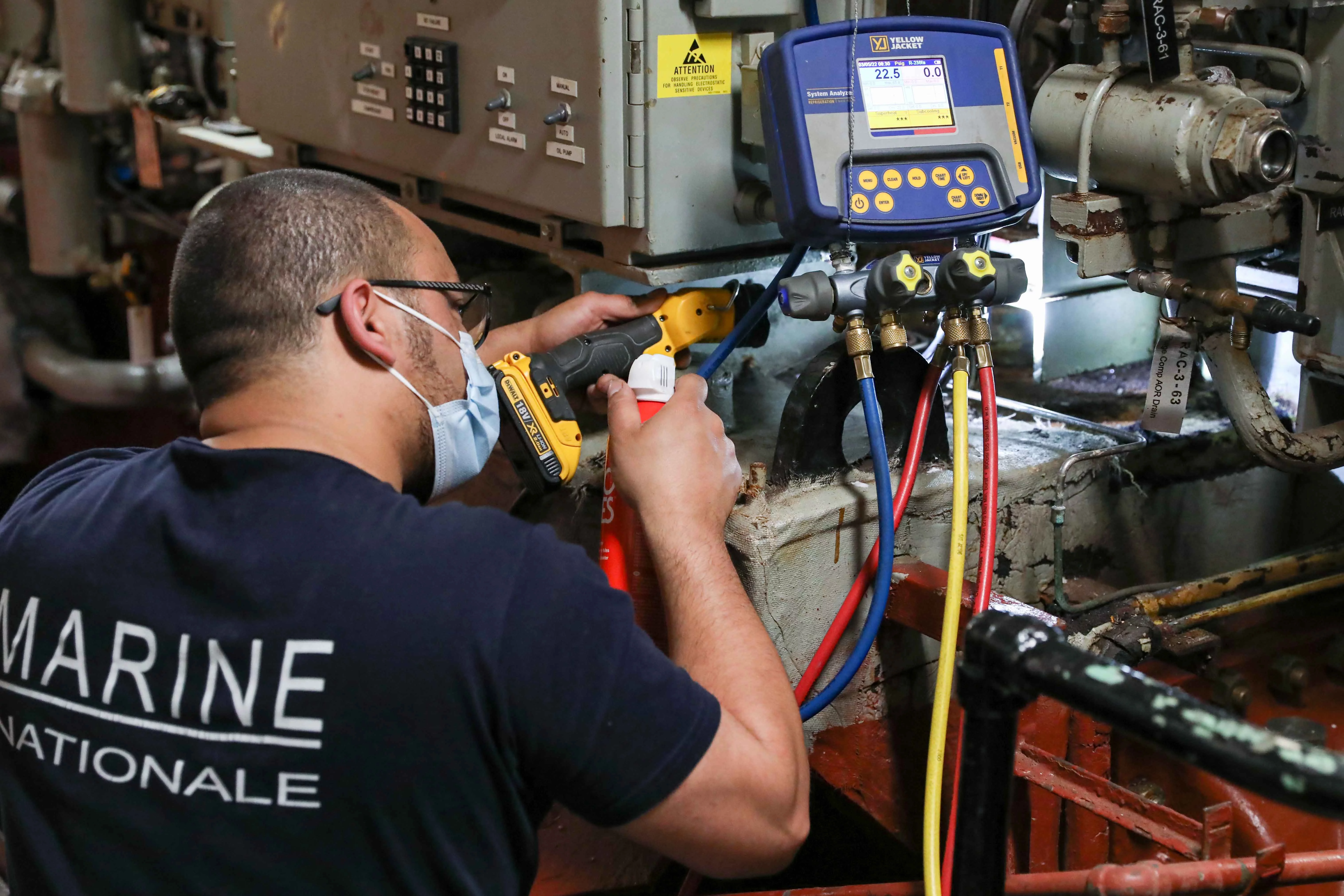 Des marins du bâtiment de ravitaillement Marne effectuent une réparation à bord du destroyer américain USS Ross