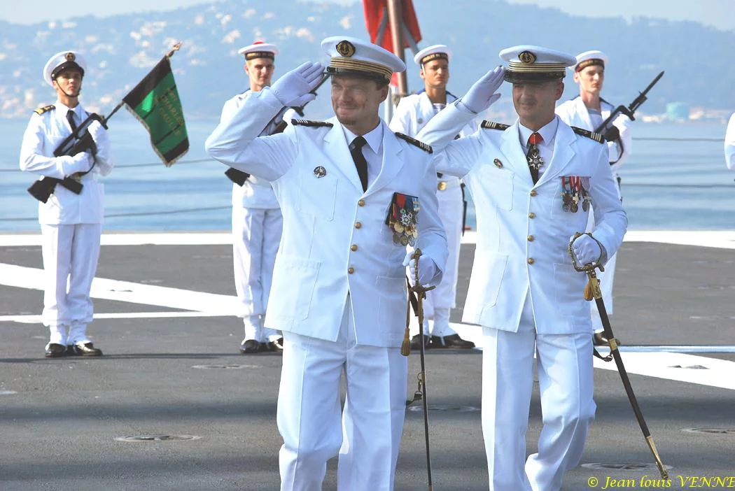 Le CV Rolland et le command en second passent l'équipage en revue