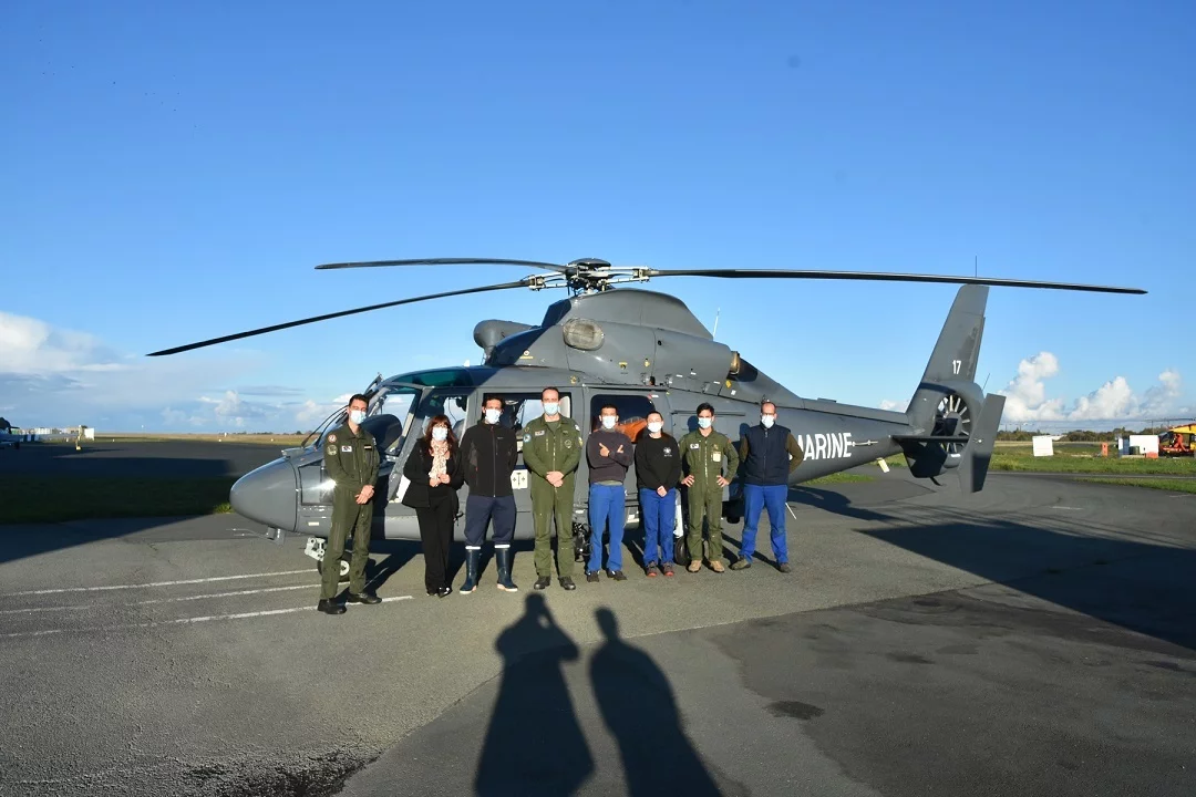 Le marin-pêcheur et sa famille avec le personnel du détachement 35F de La Rochelle