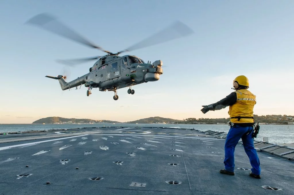 Un hélicoptère Lynx britannique déployé en océan Indien à bord d'une frégate française
