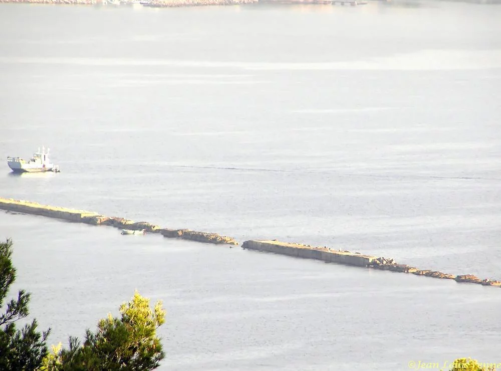 La jetée qui protège la rade de Toulon
