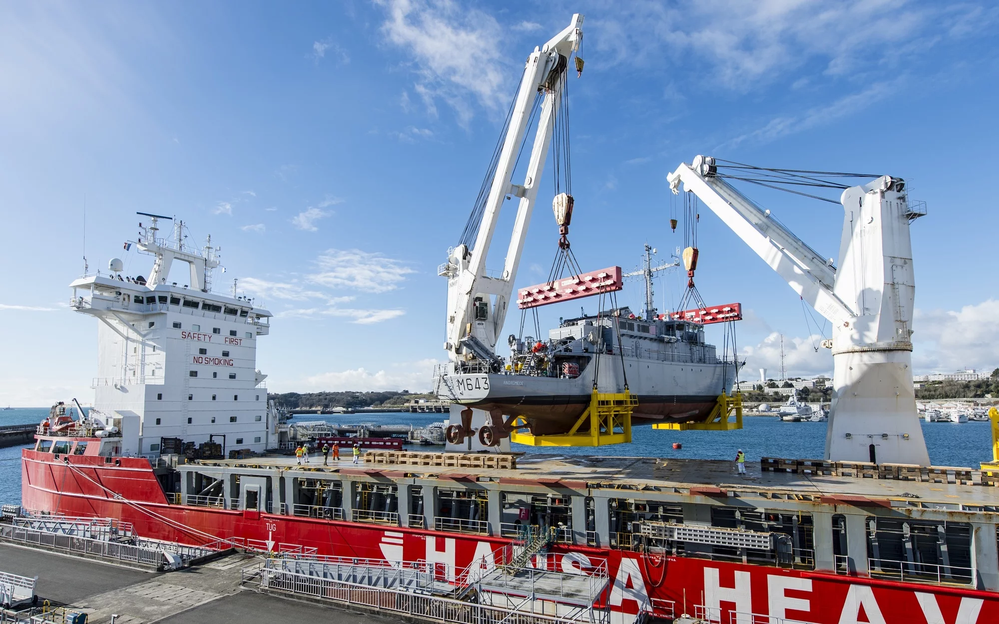 Embarquement de deux chasseurs de mines à Brest