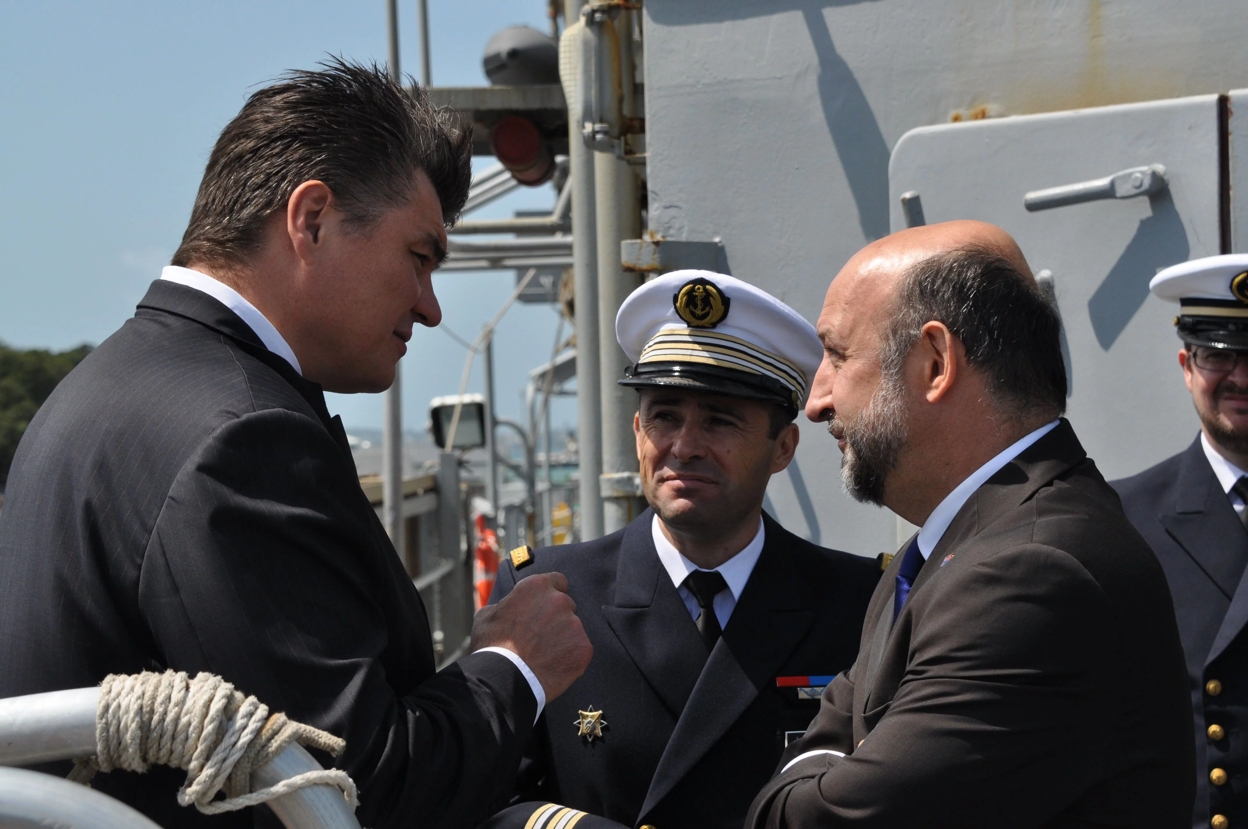 Monsieur David Douillet, ministre des sports, son Excellence monsieur Francis Etienne, ambassadeur de France en Nouvelle-Zélande et le capitaine de frégate Jean-Christophe Oliéric, commandant la frégate Vendémiaire