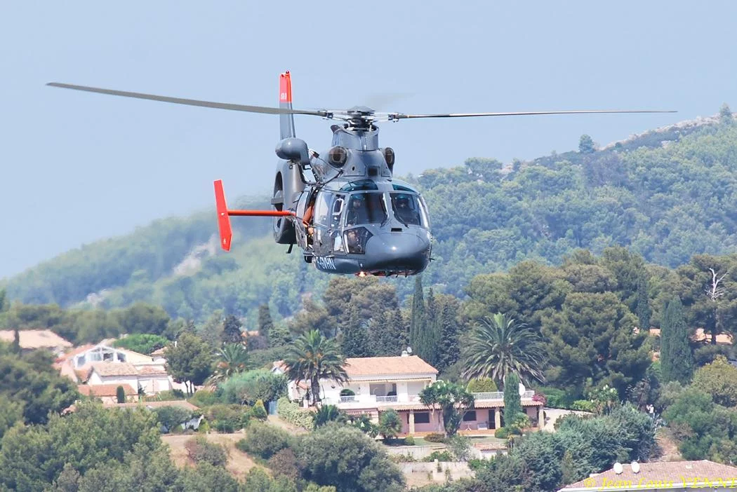 L'hélicoptère Dauphin de service public survole la rade de Bandol