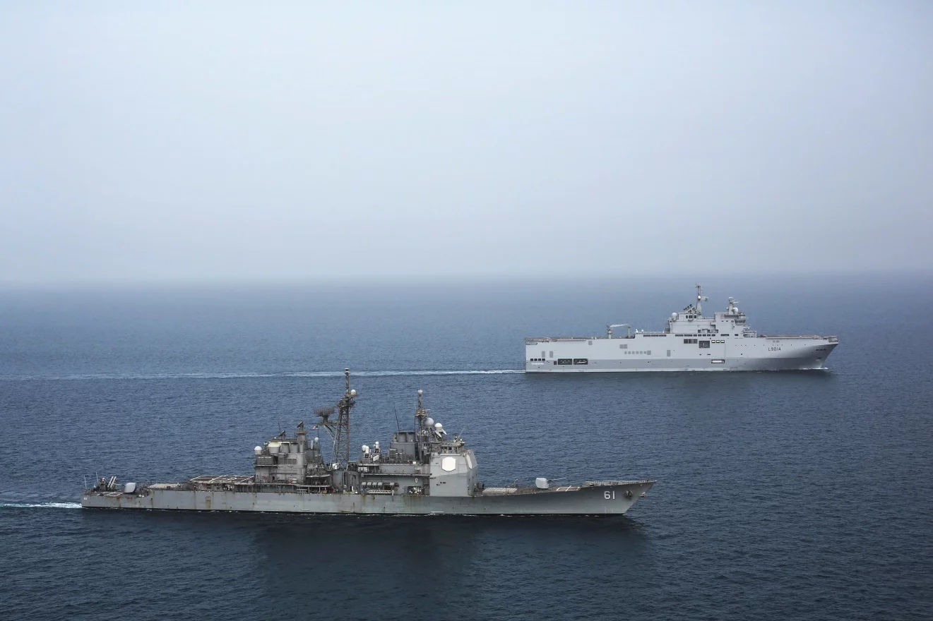 Le BPC Tonnerre et le croiseur lance-missiles USS Monterey 