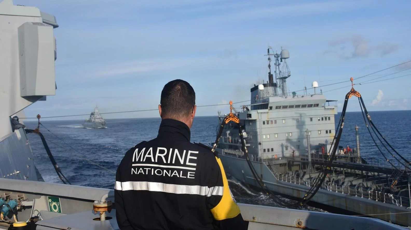 La frégate Bretagne se ravitaille auprès du bâtiment de ravitaillement allemand Spessart