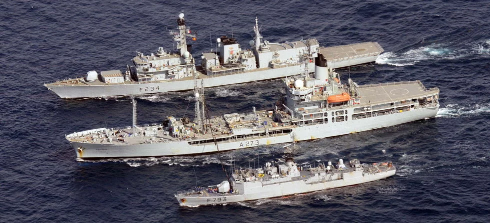 L’aviso Cdt Blaison, la frégate HMS Iron Duke et le pétrolier de la flotte auxiliaire Black Rover