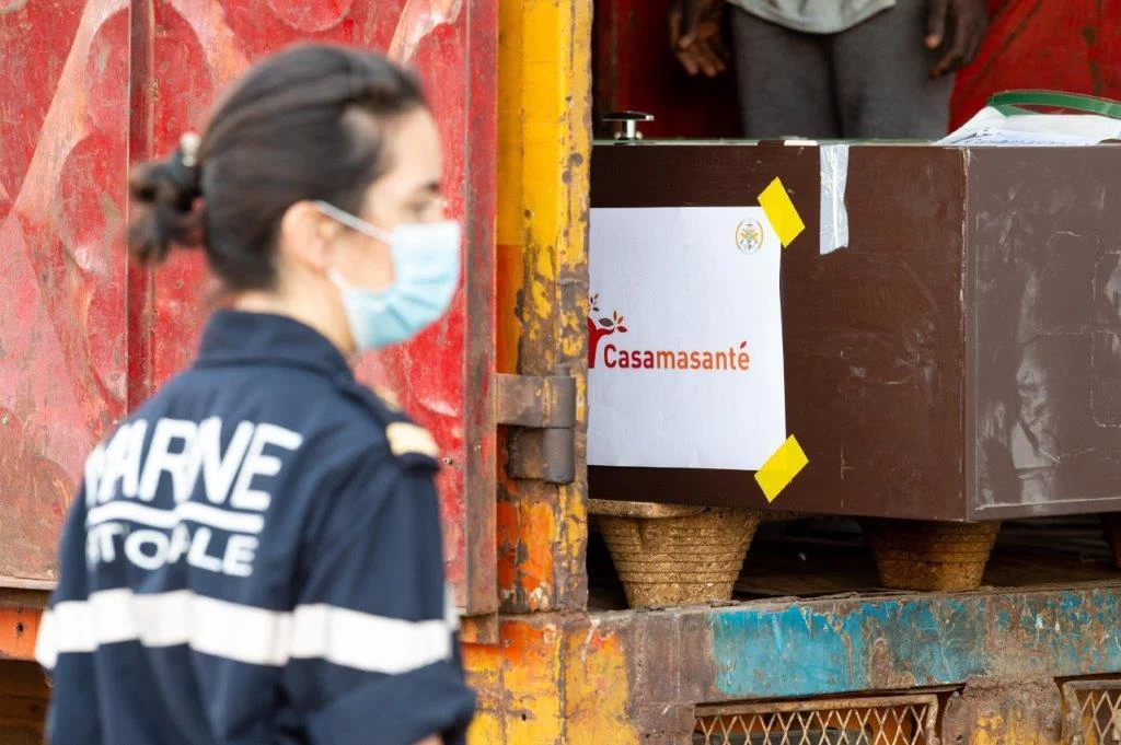 Le porte-hélicoptères Dixmude livre du fret humanitaire au profit de l’association Casamasanté