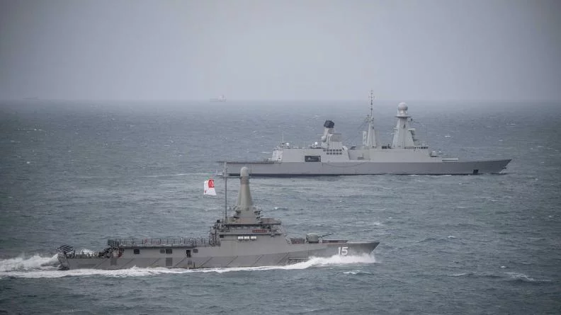 La frégate du groupe aéronaval et le patrouilleur singapourien RSN Independence