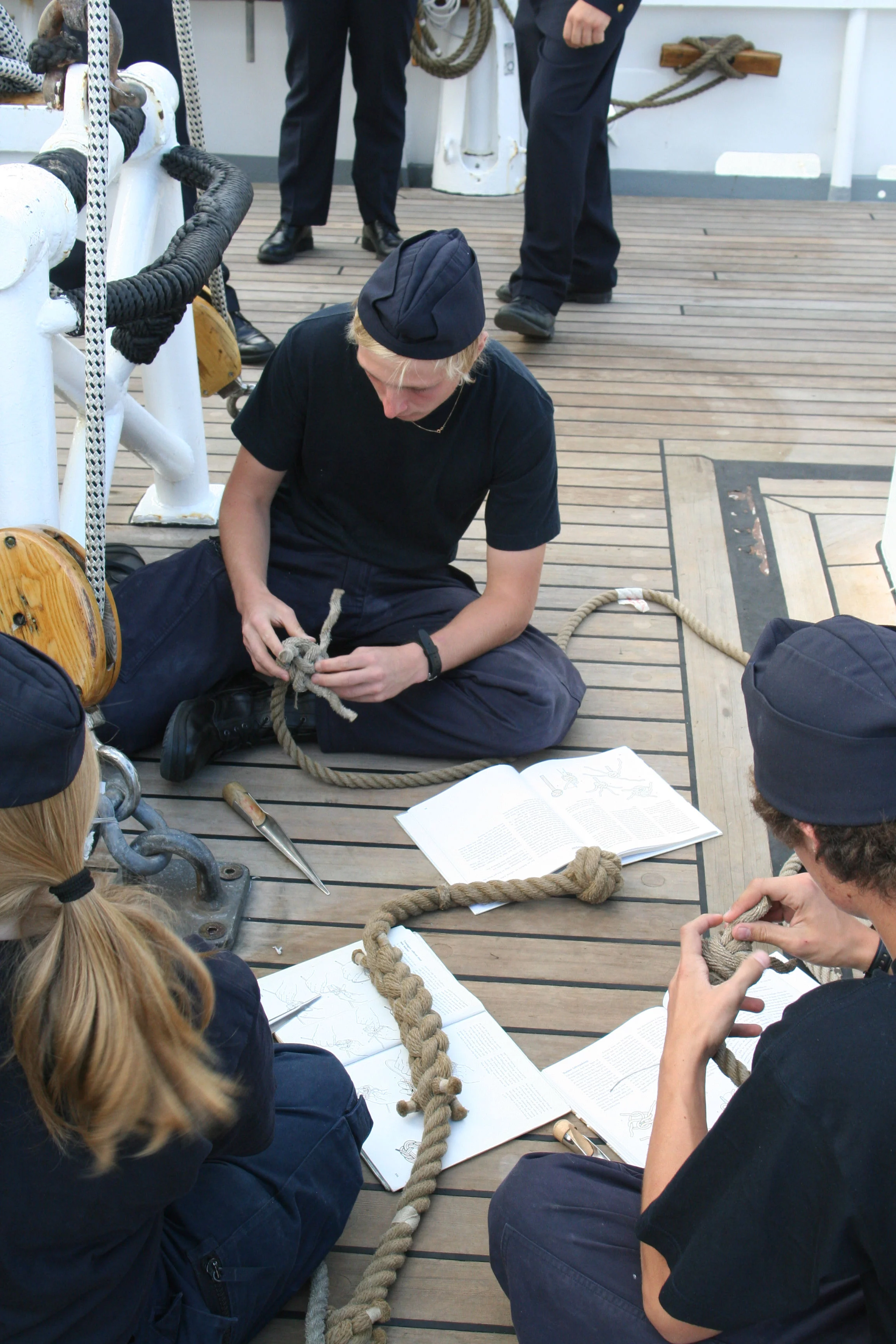 Les stagiaires apprennent à faire les noeuds de marine