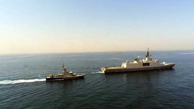 La frégate Surcouf et le patrouilleur kowétien Maskan