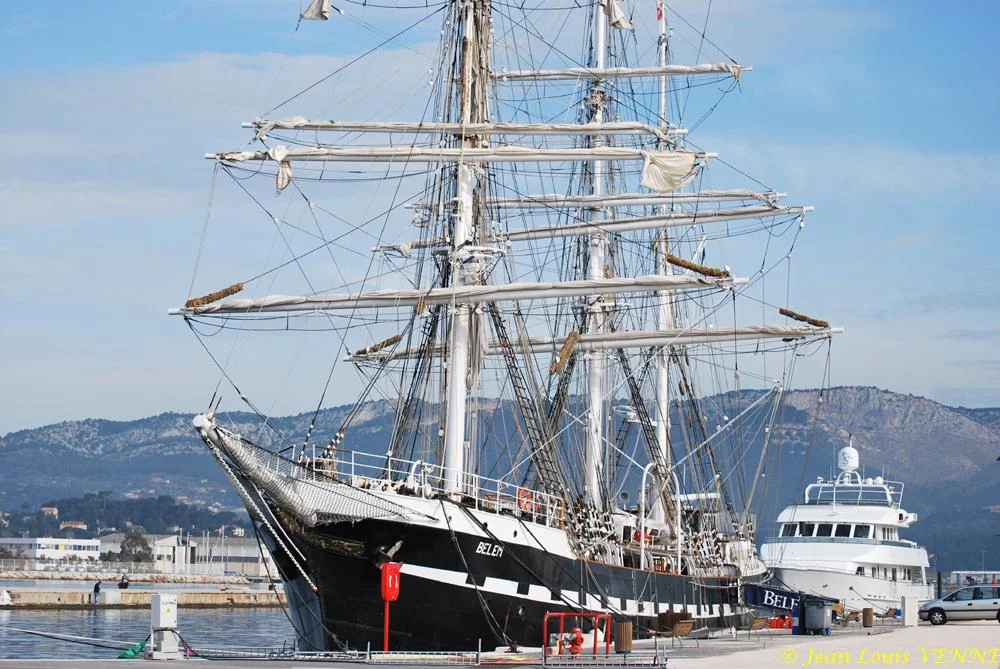 L’équipage installe les voiles sur les vergues du Bélem