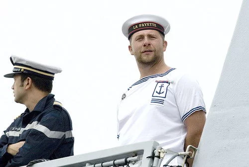Un marin du La Fayette regarde pendant que la frégate s'approche du quai 9 de la base navale de Norfolk