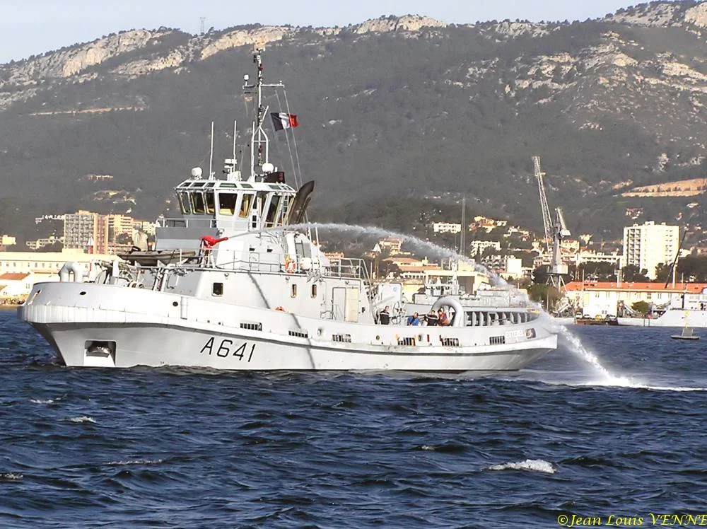 L'Estérel essaie son canon Ã  eau