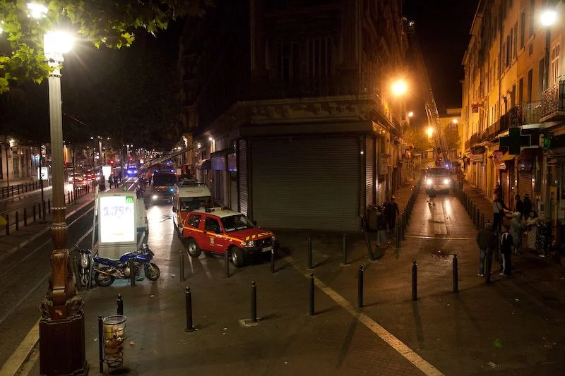 Le Bataillon de marins-pompiers de Marseille intervient sur un feu de Squat sur la Canebière