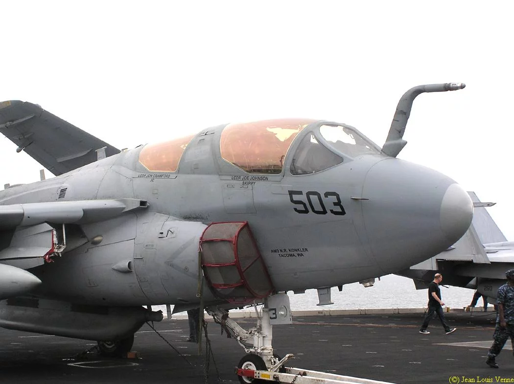 Un avion de contre-mesure électronique Grumman EA-6 Prowler