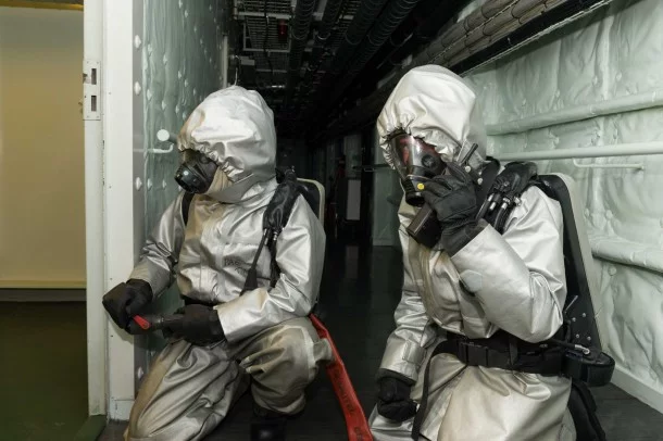 Deux pompiers en intervention lors d'un exercice