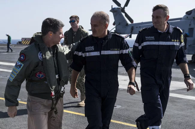 Le commandant de la 5eme flotte américaine à bord du porte-avions