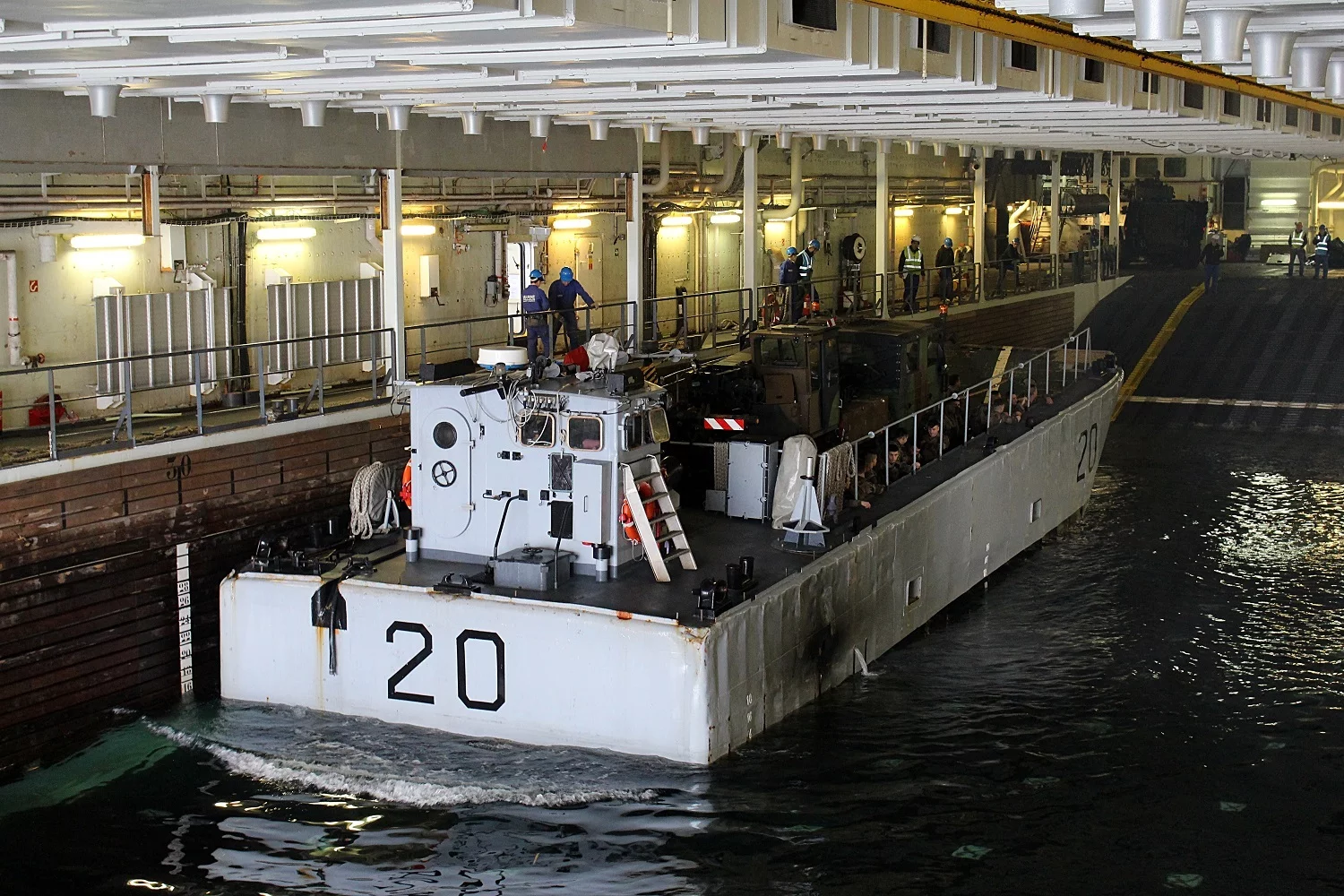 Un chaland de transport de matériel (CTM) dans le radier du Tonnerre