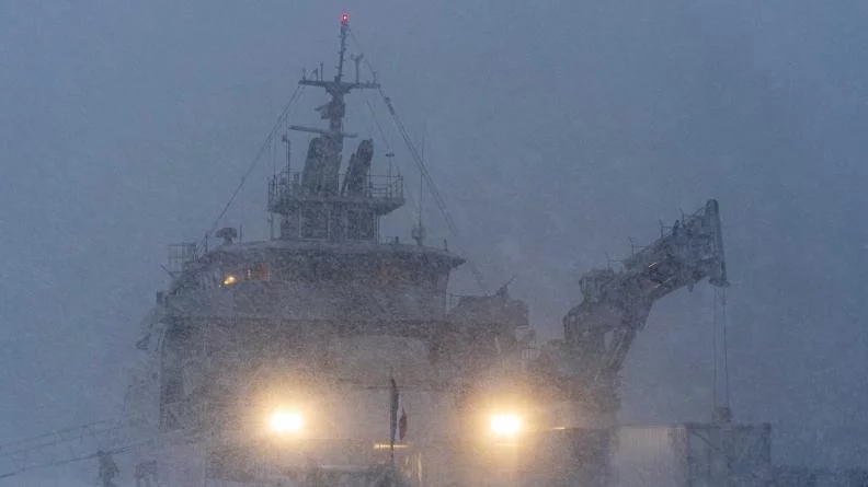 Le bâtiment de soutien Garonne arrive sous la neige à Reykjavik en Islande