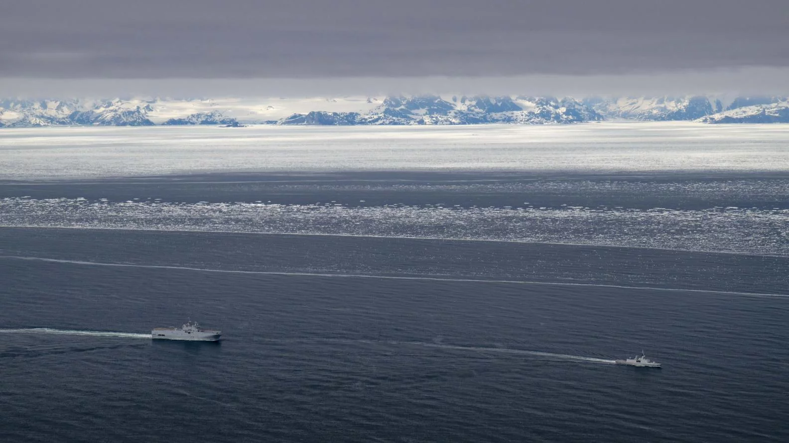 Le groupe Jeanne d’Arc, composé du porte-hélicoptères amphibie Mistral et de la frégate Surcouf, au large du Groenland