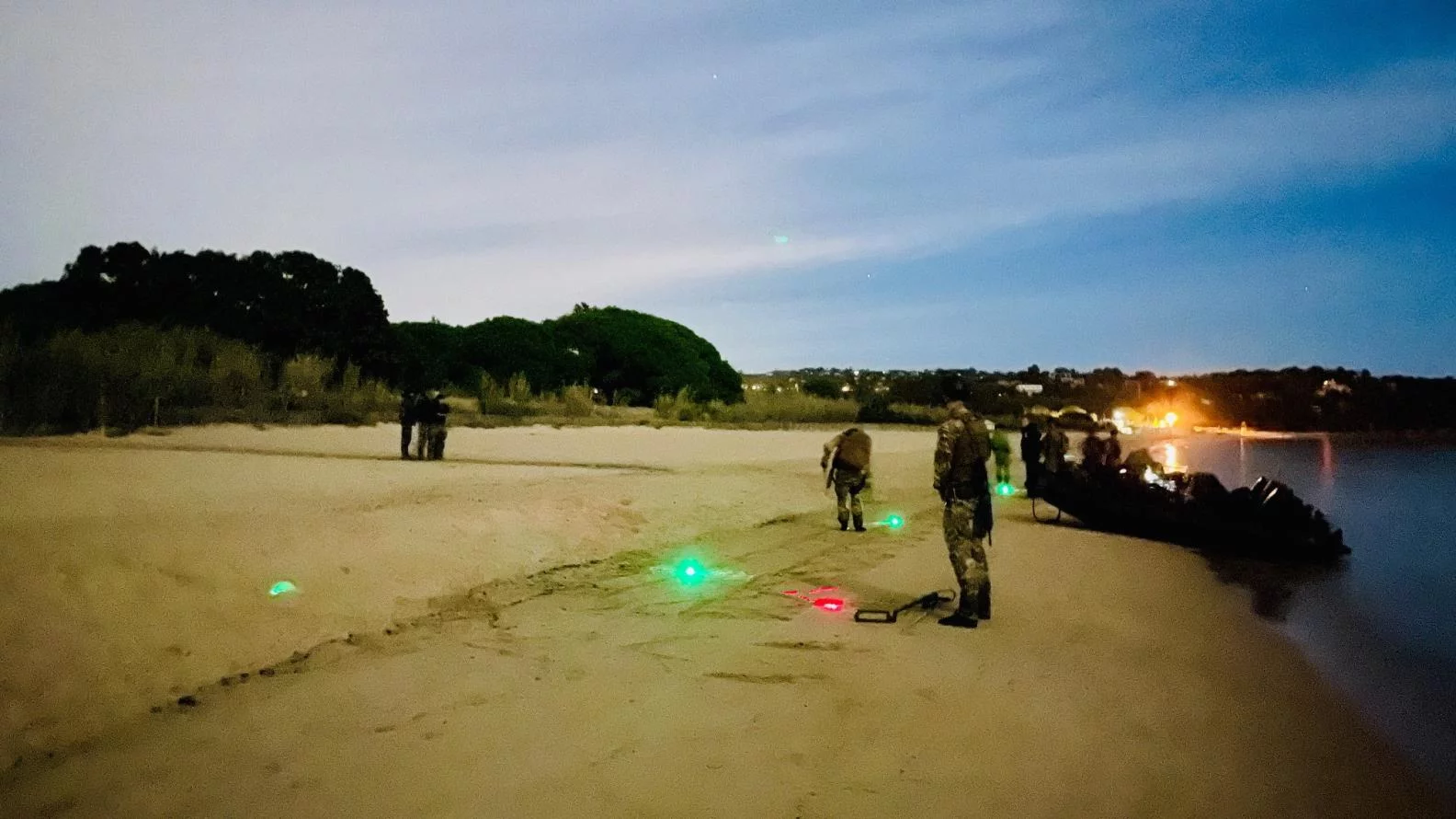 Des plongeurs-démineurs préparent une opération de débarquement