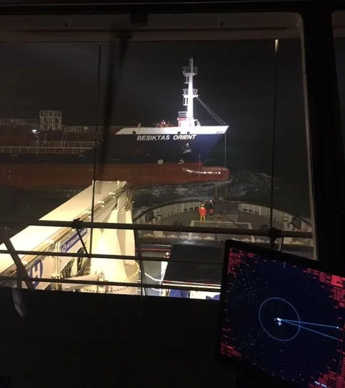 L'Abeille Bourbon remorque un chimiquier