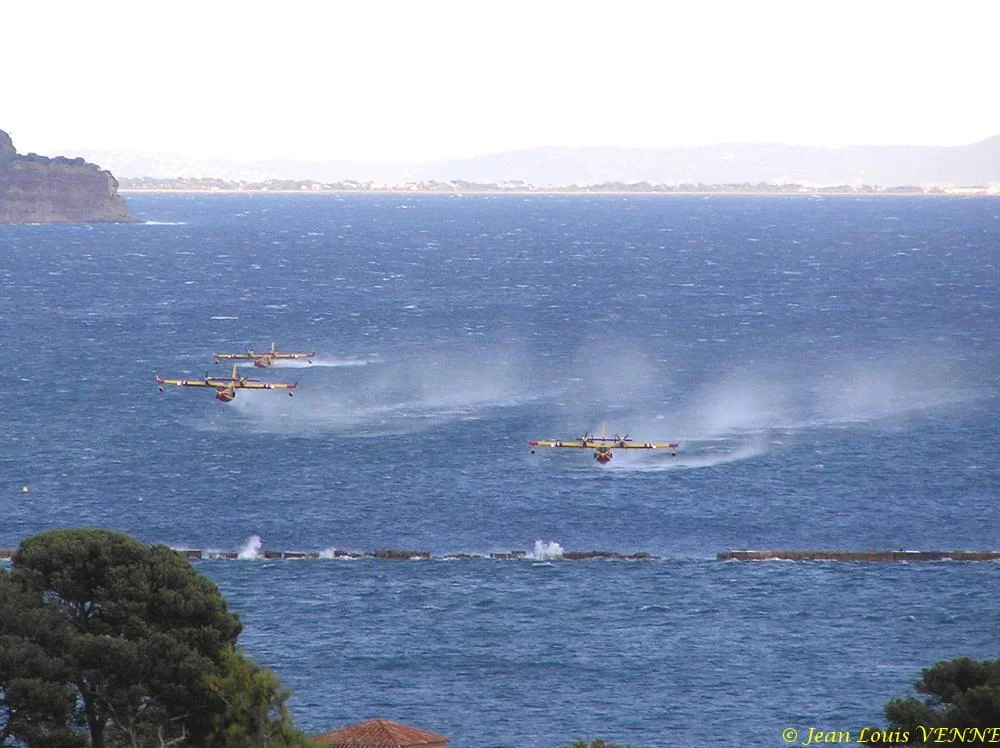 Les Canadairs interviennent au-dessus de Saint Mandrier