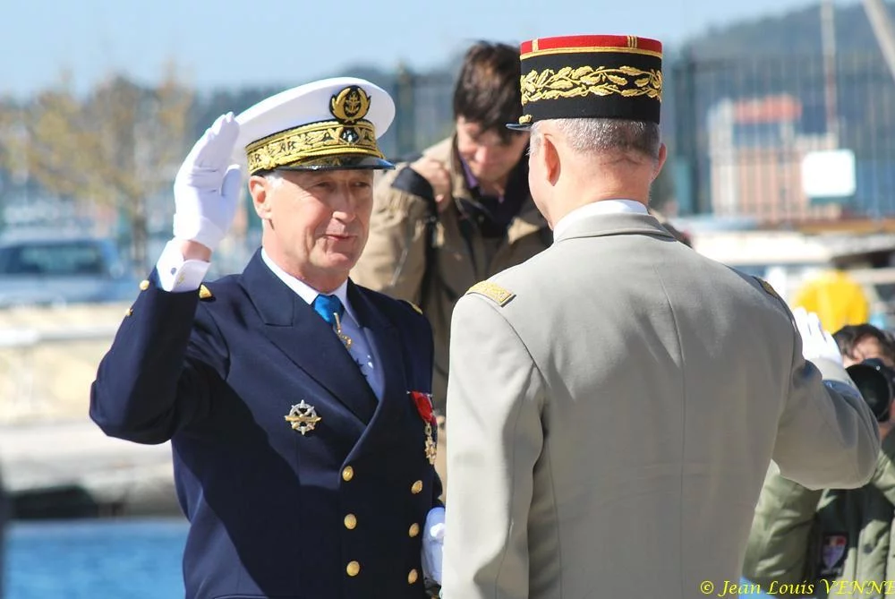L'amiral Tandonnet salue le chef d'état-major des armées