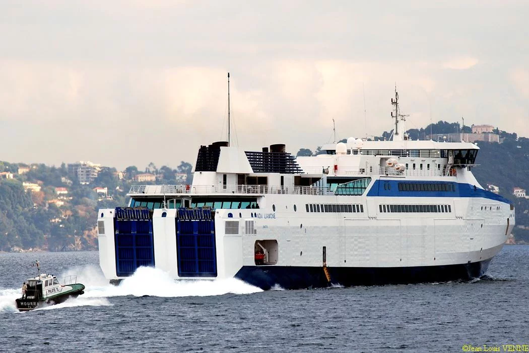 Le Liamone sort de la base navale de Toulon pour des essais