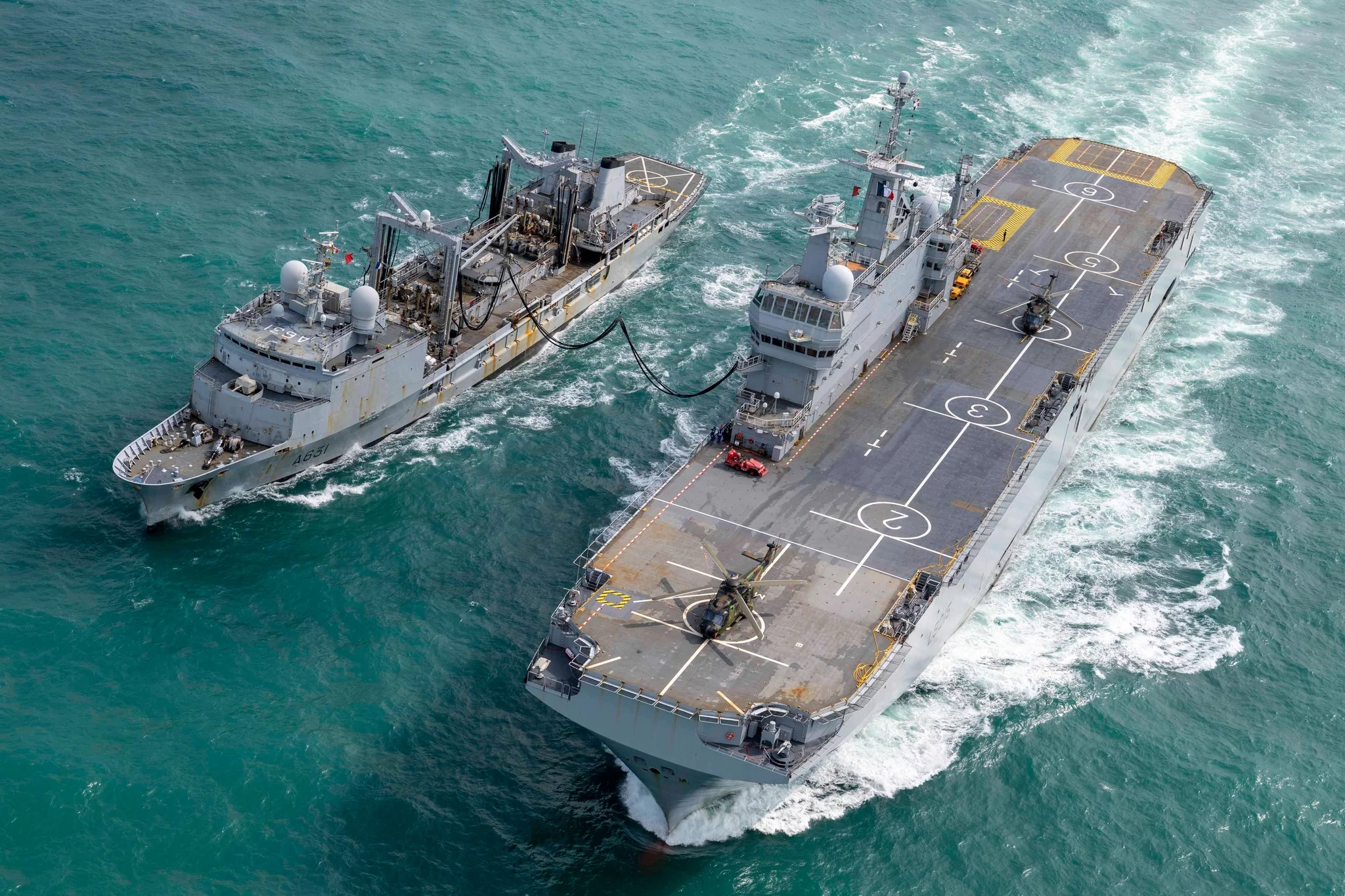 La Somme ravitaille un porte-hélicoptère