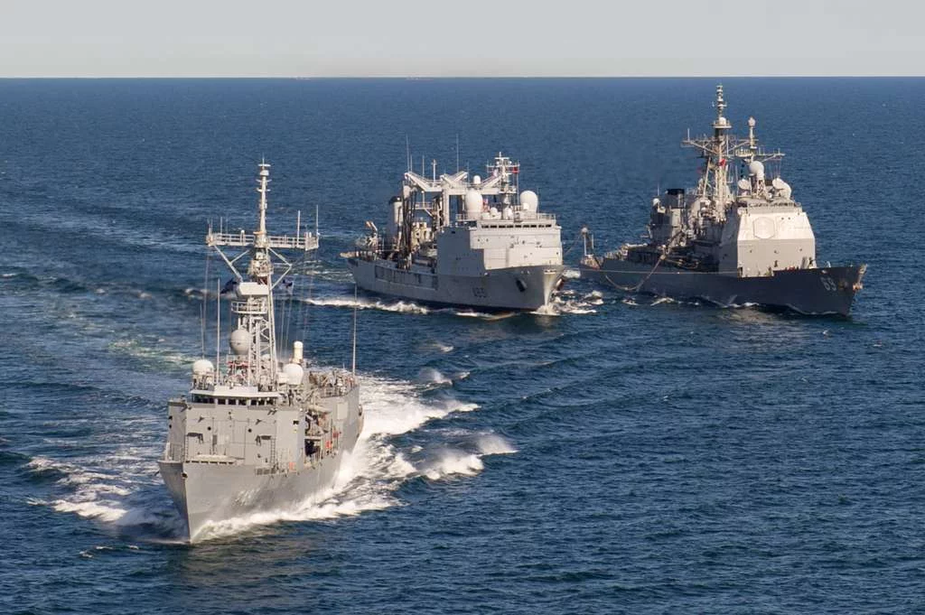 La Somme ravitaille 2 bâtiments de l'US Navy