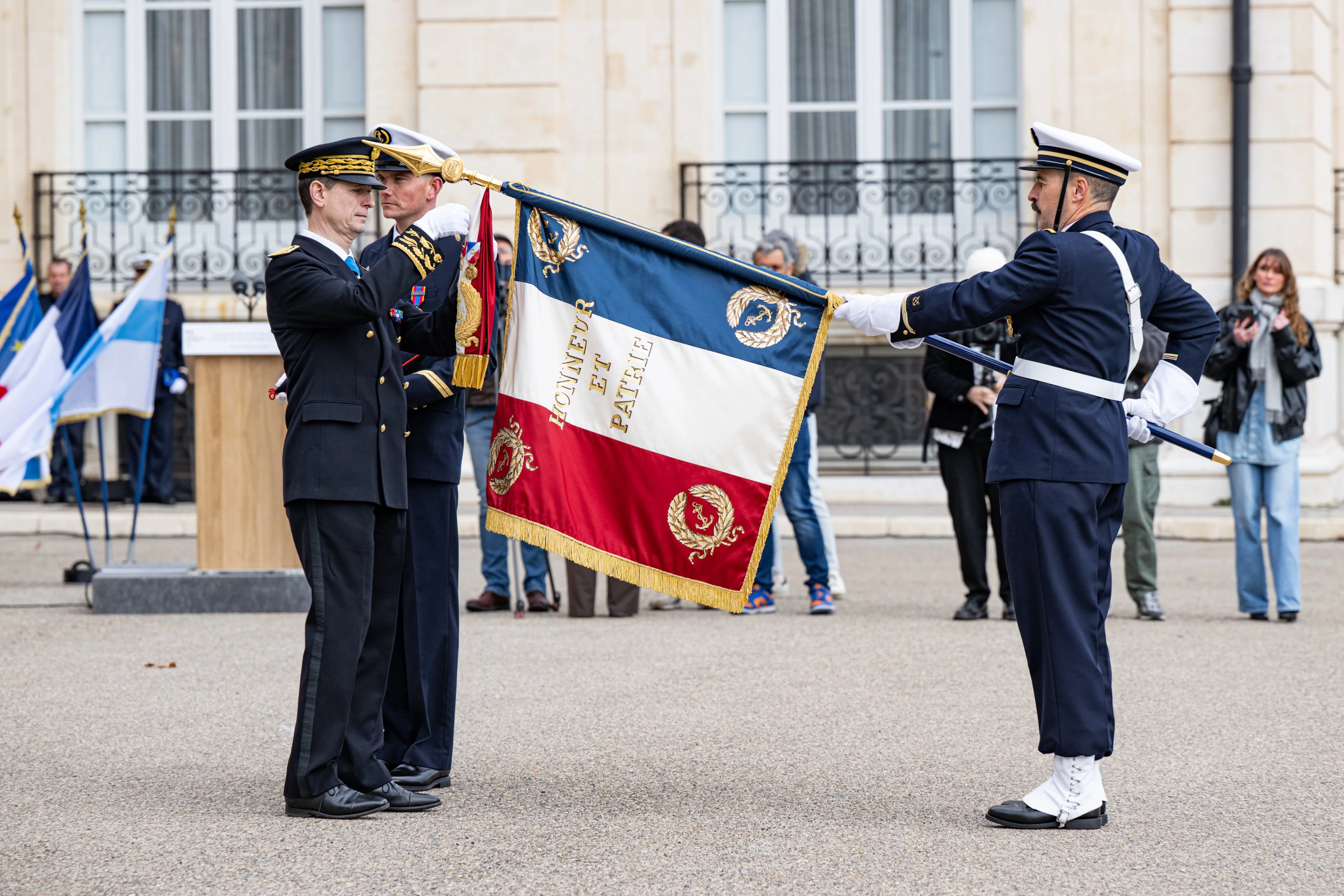 Le drapeau du bataillon de marins-polpiers de Marseille reçoit la médaille d’honneur pour acte de courage et de dévouement par le Préfet