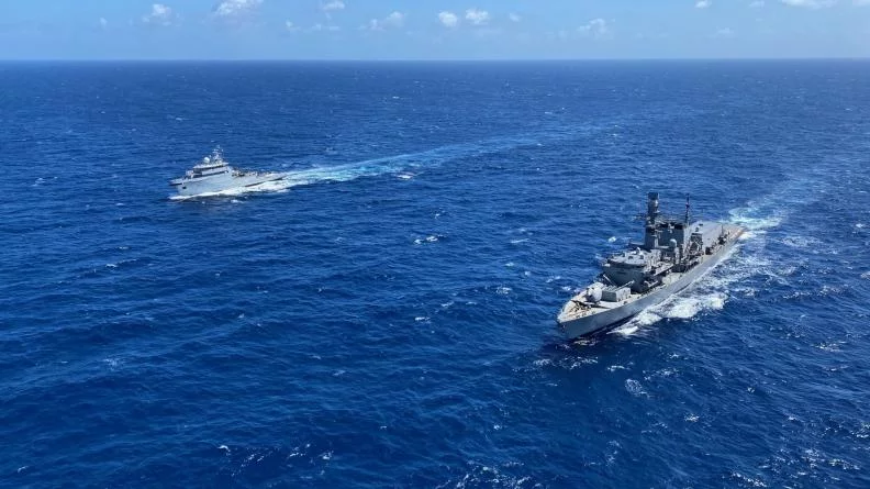 Le Bougainville et la frégate chilienne Lynch