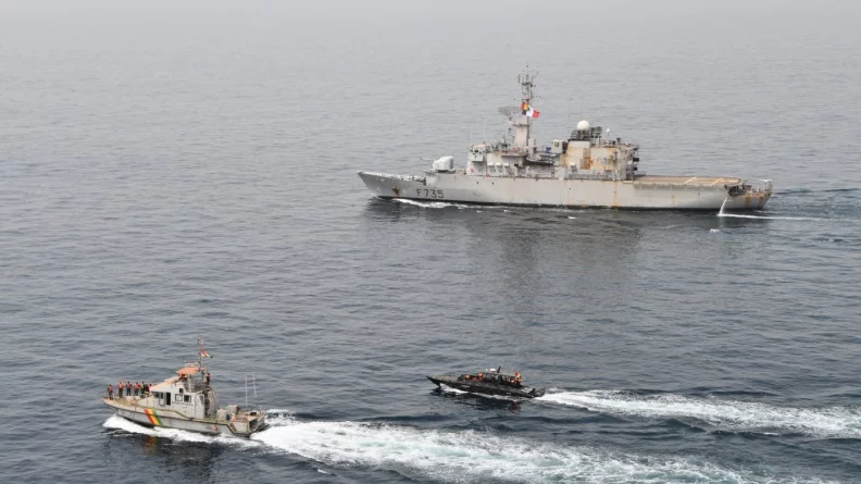 La frégate Germinal avec les patrouilleurs Alpha Yaya Diallo et Dalaba 5