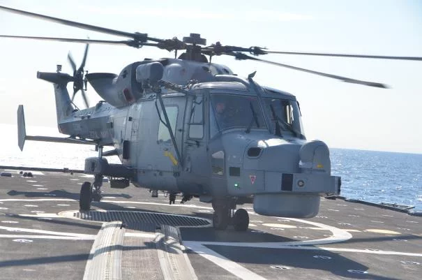 Appontage d’un hélicoptère britannique sur la frégate « La Fayette »