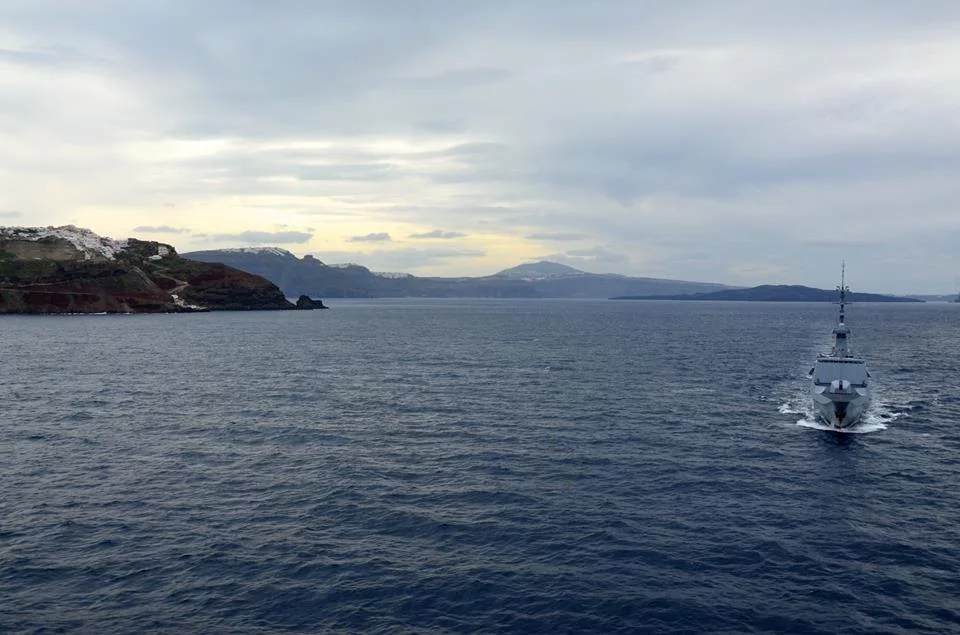 Navigation sulfureuse pour le La Fayette à Santorin