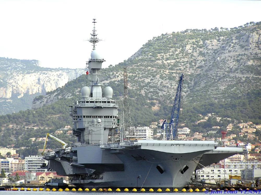Le porte-avions Charles de Gaulle après son retournement