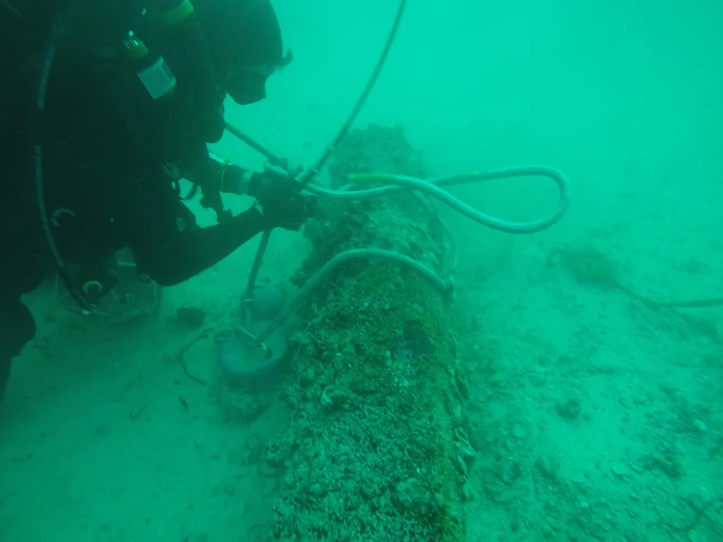 Un plongeur-démineur intervient sur un obus immergé