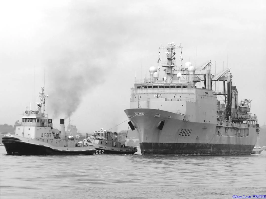 Le Var remorqué vers le Lazaret