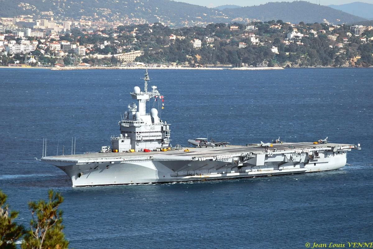 Le porte-avions Charles de Gaulle rentre de mer