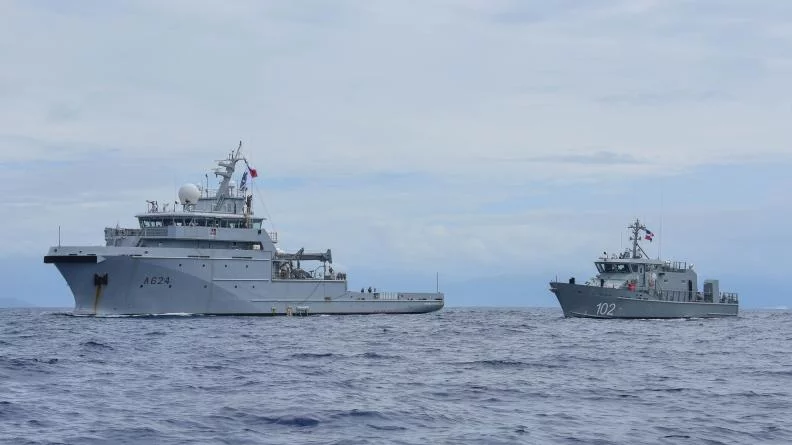 Le bâtiment de soutien Dumont d'Urville et le patrouilleur dominicain Betelgeuse