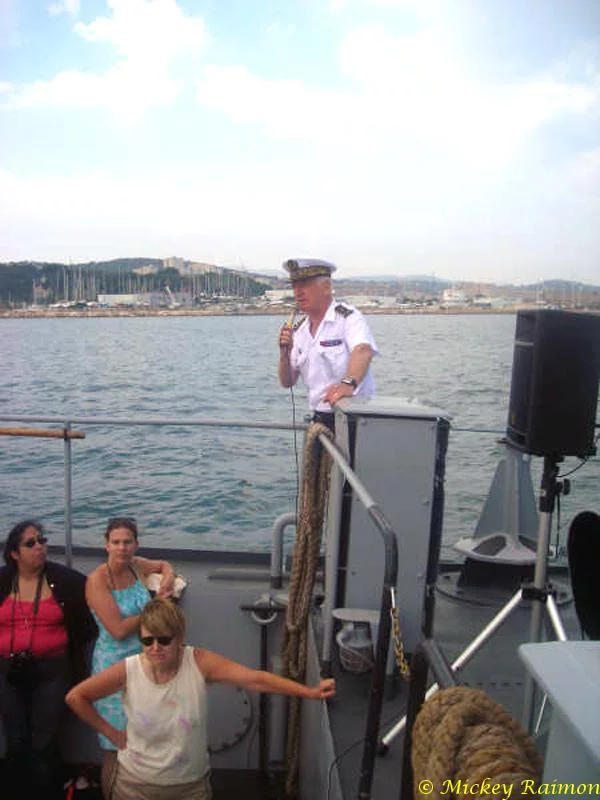 L’amiral commandant la FAN visite la rade de Toulon à bord d’un navire de débarquement