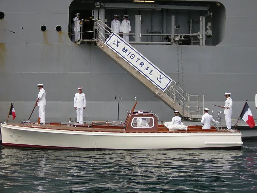 ALFAN, à bord de sa vedette, arrive sur le Mistral
