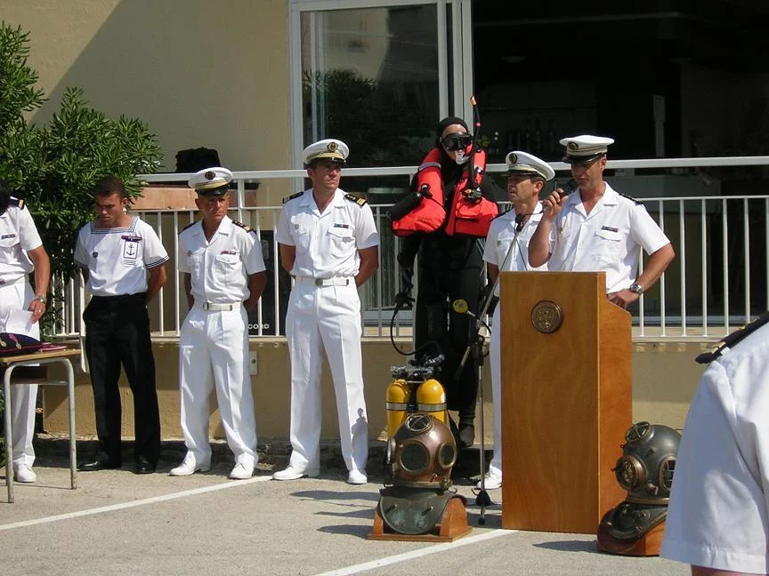 Le commandant de l'école de plongée