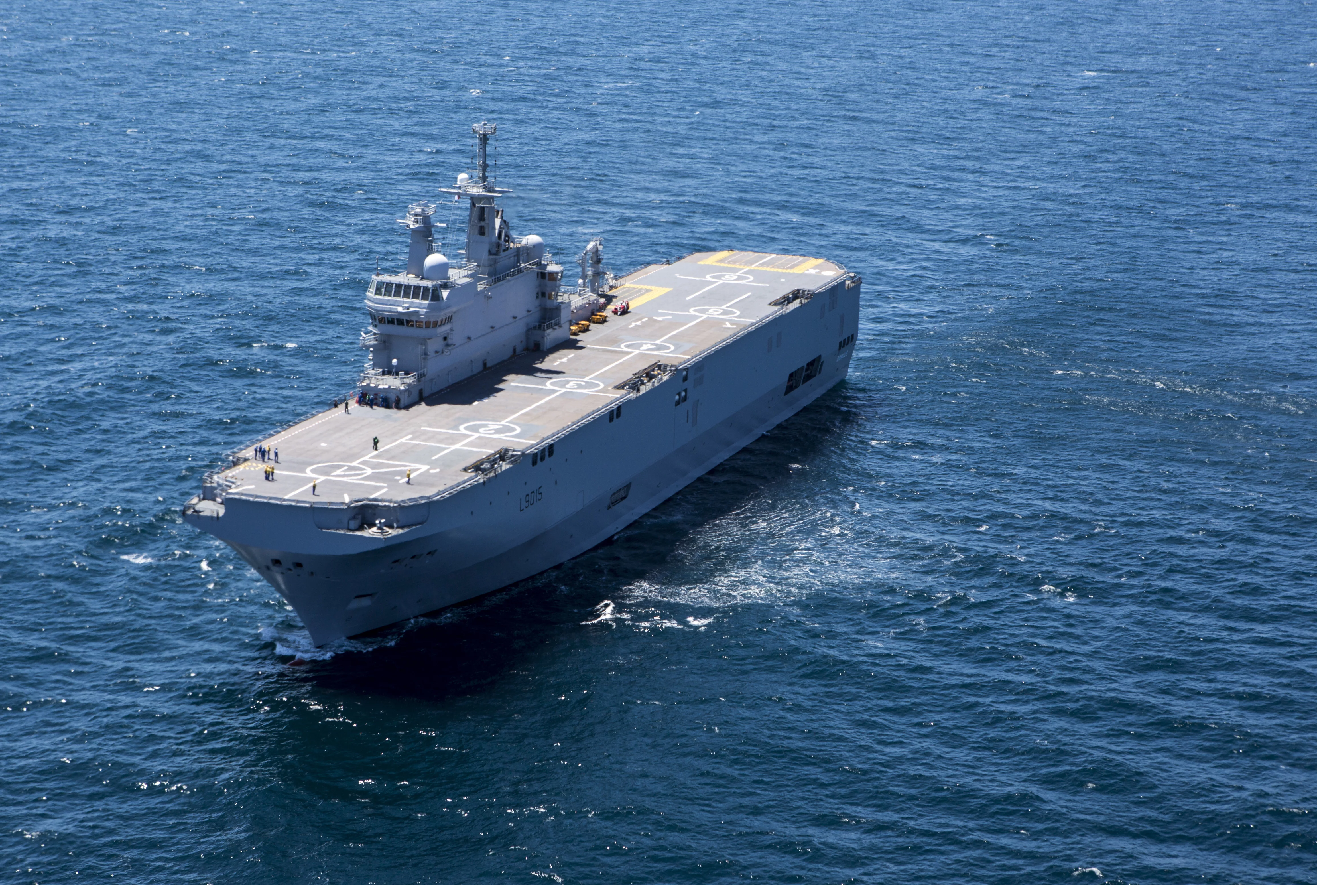 Le porte-hélicoptères Dixmude